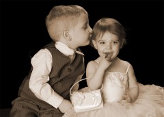 brother_sister_kiss_toddlers